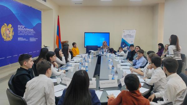Представитель министерства ВТП РА Аршак Керобян, директор Союза интернет-операторов Армении Кристине Генджян и ученики школ Армении на круглом столе Кибербезопасность глазами детей (13 февраля 2025). Еревaн - Sputnik Армения
