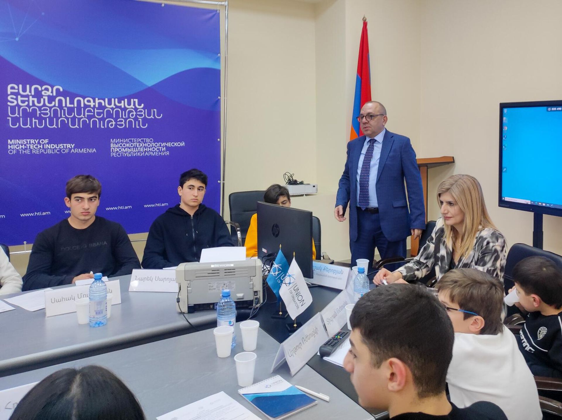 Представитель министерства ВТП РА Аршак Керобян, директор Союза интернет-операторов Армении Кристине Генджян и ученики школ Армении на круглом столе Кибербезопасность глазами детей (13 февраля 2025). Еревaн - Sputnik Армения, 1920, 13.02.2025