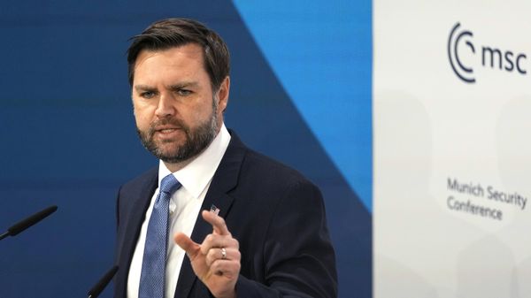 Вице-президент США Дж. Д. Вэнс обращается к аудитории во время Мюнхенской конференции по безопасности в отеле Bayerischer Hof (14 февраля 2025). Мюнхен - Sputnik Армения