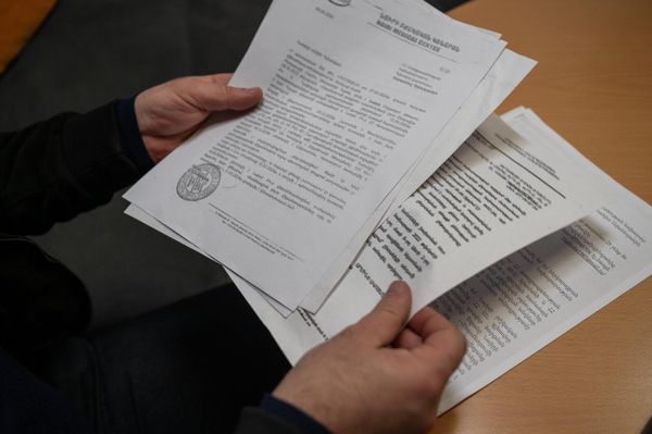 Егише Егян показывает медицинские документы, связанные с его матерью - Sputnik Армения