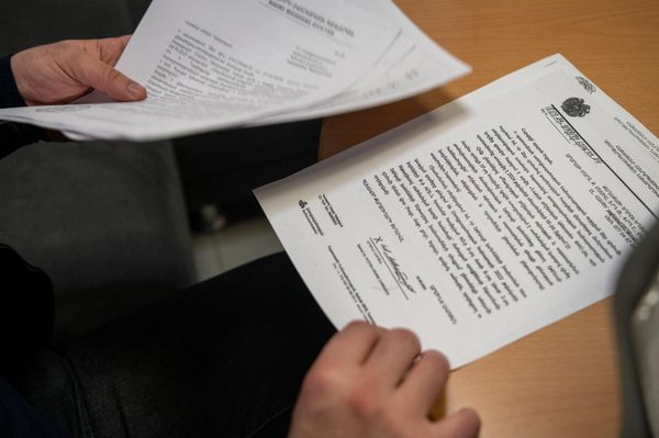 Егише Егян показывает медицинские документы, связанные с его матерью - Sputnik Армения