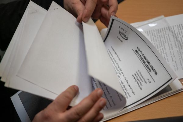 Егише Егян показывает медицинские документы, связанные с его матерью - Sputnik Армения