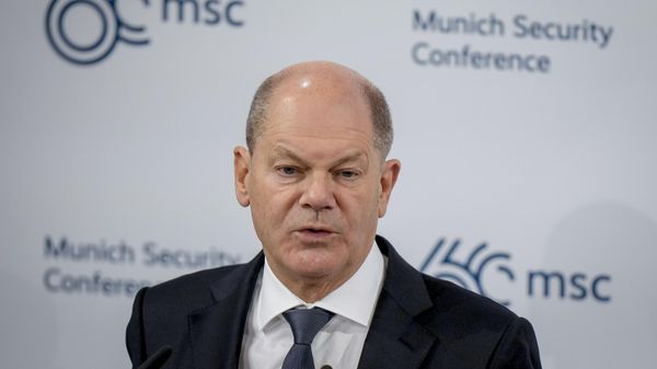 Канцлер Германии Олаф Шольц выступает с речью на Мюнхенской конференции по безопасности в отеле Bayerischer Hof (17 февраля 2025). Мюнхен - Sputnik Армения