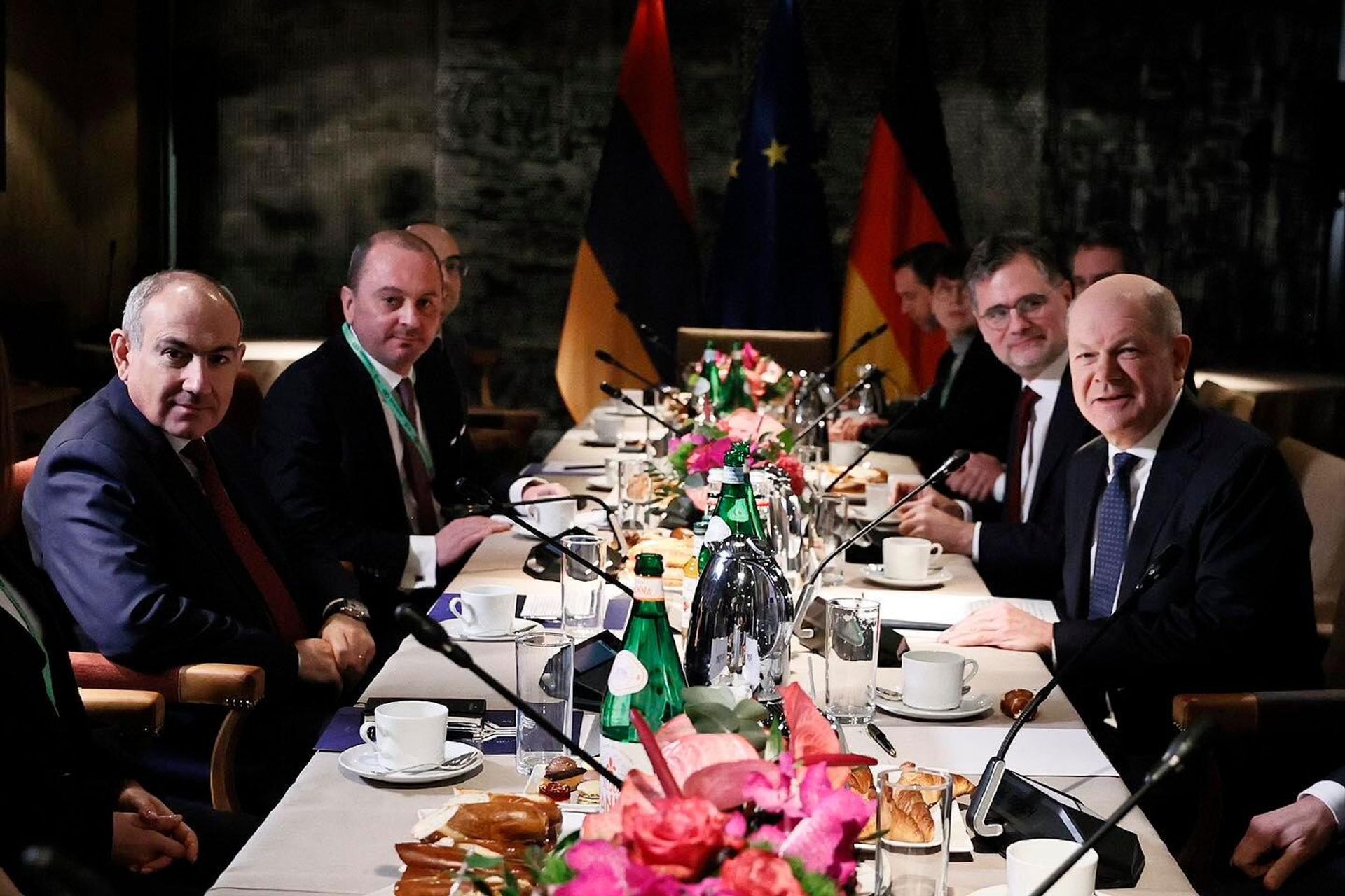 Премьер-министр Никол Пашинян встретился с Федеральным канцлером Олафом Шольцем в рамках Мюнхенской конференции по безопасности (17 февраля 2025). Мюнхен - Sputnik Армения, 1920, 15.02.2025