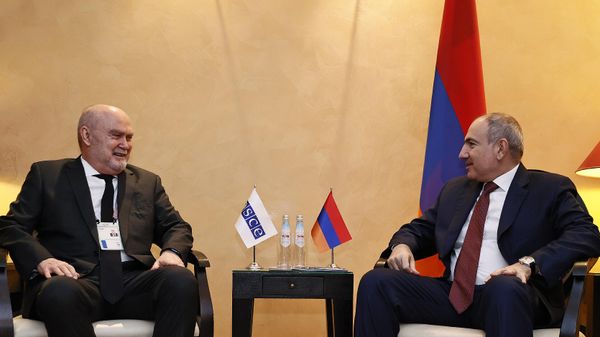 В рамках Мюнхенской конференции по безопасности премьер-министр Никол Пашинян встретился с генеральным секретарем Организации по безопасности и сотрудничеству в Европе (ОБСЕ) Феридуном Синирлиоглу (17 февраля 2025). Мюнхен - Sputnik Армения