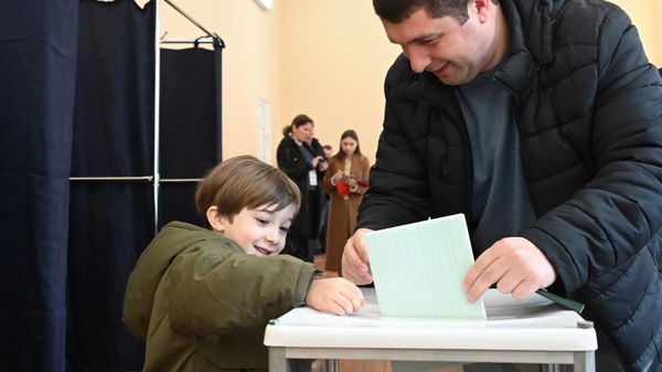 Досрочное голосование на выборах президента Абхазии на избирательном участке в Сухумском государственном колледже (17 февраля 2025). Сухуми - Sputnik Армения