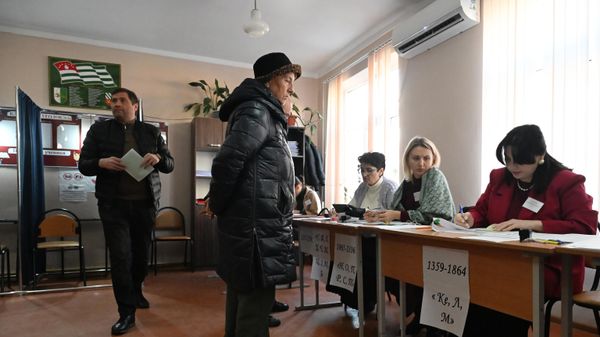 Досрочное голосование на выборах президента Абхазии на избирательном участке (17 февраля 2025). Сухуми - Sputnik Армения