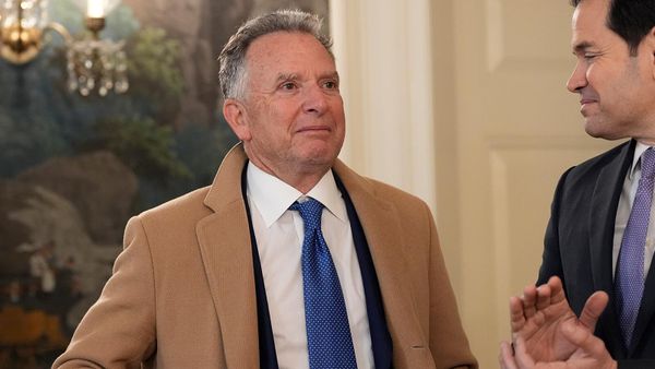 Стив Уиткофф наблюдает за выступлением президента США в зале дипломатических приемов в Белом доме (11 февраля 2025). Вашингтон - Sputnik Армения