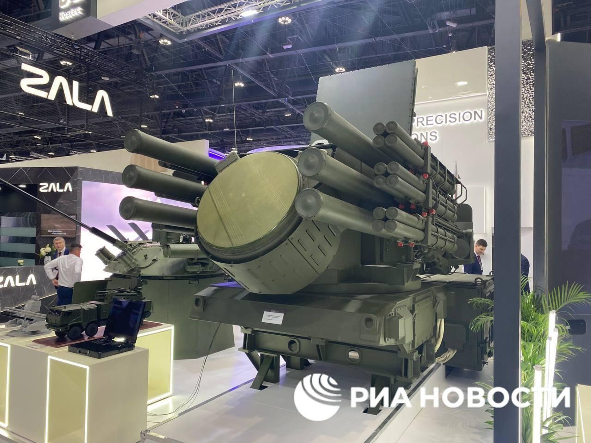 Россия представила экспортную версию танка Т-90МС, комплекс ПВО Панцирь-СМД-Е, а также новые версии автоматов АК-12 и АК-15 на оборонной выставке IDEX 2025 (17 февраля 2025). Абу-Даби - Sputnik Արմենիա, 1920, 17.02.2025