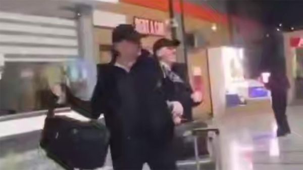 Лидера оппозиционной партии За Грузию, экс-премьера Георгия Гахария забросали яйцами в аэропорту Тбилиси по возвращении с Мюнхенской конференции по безопасности. - Sputnik Армения