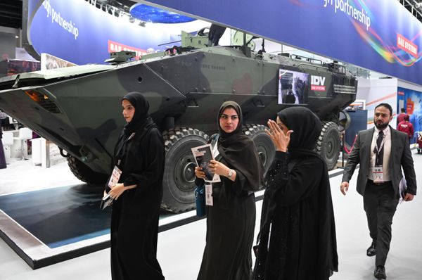 Посетители на выставке IDEX 2025 в Объединенных Арабских Эмирата  - Sputnik Армения