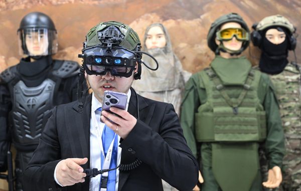 Участник на выставке IDEX 2025 в Объединенных Арабских Эмиратах - Sputnik Армения