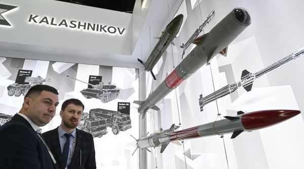 Посетители на стенде концерна Калашников на выставке IDEX 2025 в Объединенных Арабских Эмиратах - Sputnik Армения