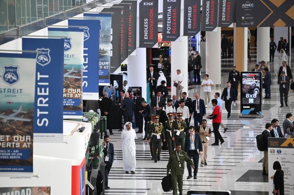 Посетители на выставке IDEX 2025 в Объединенных Арабских Эмиратах - Sputnik Армения