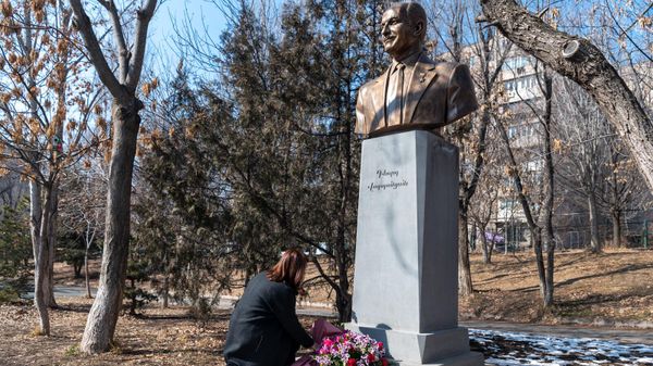Возложение цветов к памятнику легендарного разведчика Геворка Варданяна в честь его 101-летия (17 февраля 2025). Еревaн - Sputnik Армения