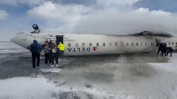 Падение самолёта авиакомпании Delta Airlines во время посадки в аэропорту Торонто - Sputnik Армения
