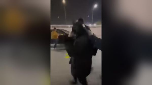 В соцсетях появилось видео забрасывания яйцами экс-президента Саломе Зурабишвили в аэропорту Тбилиси - Sputnik Армения