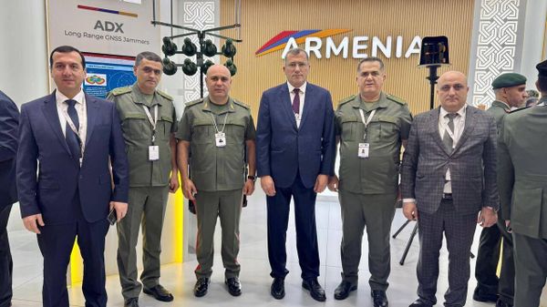 Делегация, возглавляемая заместителем министра обороны Армении Кареном Брутяном, на военно-технической выставке IDEX-2025 в Абу-Даби - Sputnik Армения