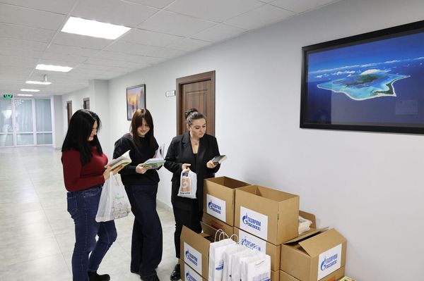 Сотрудники Газпром Армения подарили более 700 книг школьным библиотекам и центрам русской общины - Sputnik Армения