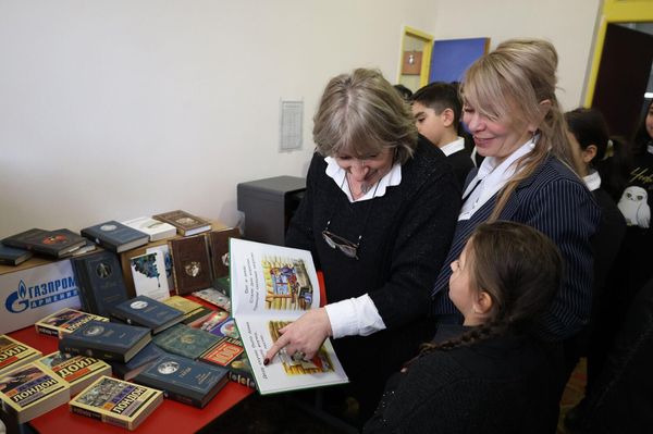 Сотрудники Газпром Армения подарили более 700 книг школьным библиотекам и центрам русской общины - Sputnik Армения