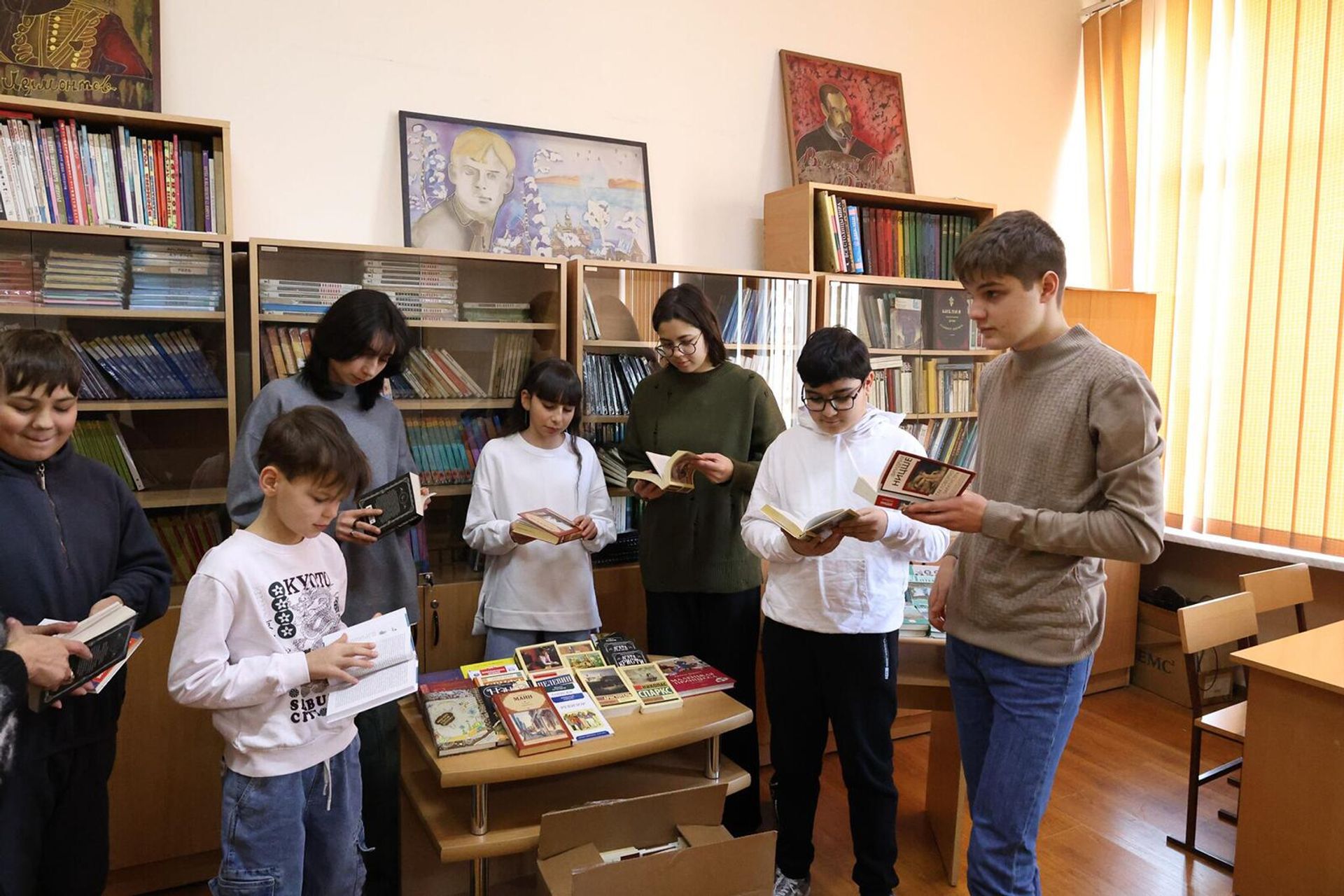 Сотрудники Газпром Армения подарили более 700 книг школьным библиотекам и центрам русской общины - Sputnik Армения, 1920, 19.02.2025