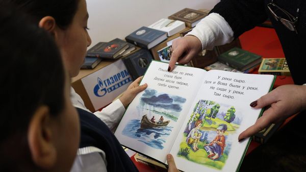 Сотрудники Газпром Армения подарили более 700 книг школьным библиотекам и центрам русской общины - Sputnik Армения