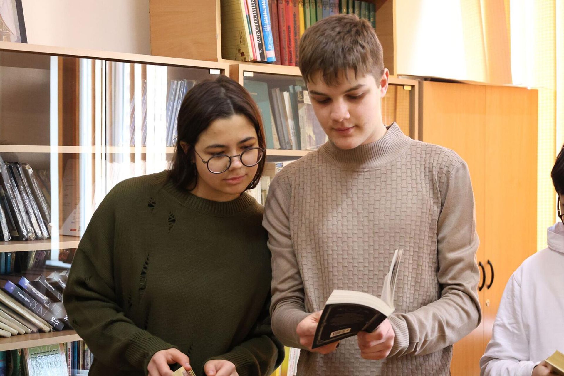 Сотрудники Газпром Армения подарили более 700 книг школьным библиотекам и центрам русской общины - Sputnik Արմենիա, 1920, 19.02.2025