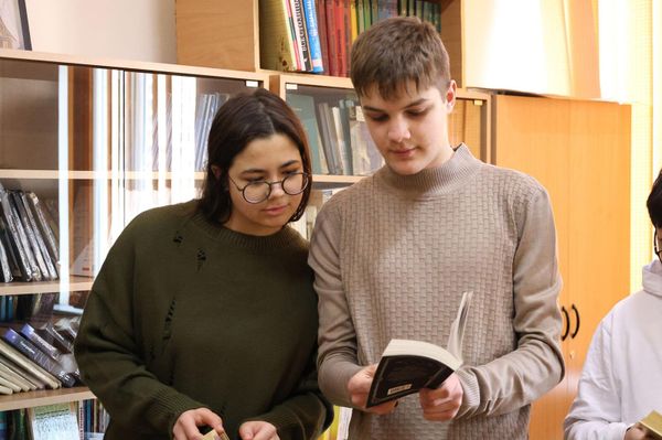 Сотрудники Газпром Армения подарили более 700 книг школьным библиотекам и центрам русской общины - Sputnik Армения