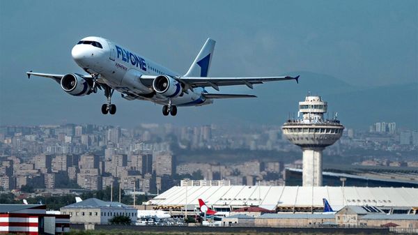 Самолет Airbus A319-112 авиакомпании FlyOne Armenia взлетает с аэропорта Звартноц - Sputnik Армения