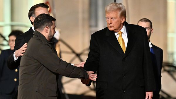 Президенты Франции и Украины Эммануэль Макрон и Владимир Зеленский и избранный президент США Дональд Трамп покидают Елисейский дворец (7 декабря 2024). Париж - Sputnik Армения