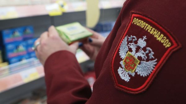 Отбор продукции в магазине Лента для тестирования и исследования в Федеральной службе по надзору в сфере защиты прав потребителей и благополучия человека (Роспотребнадзор) в Москве. - Sputnik Армения