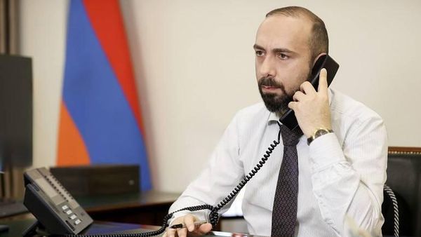 Министр иностранных дел Арарат Мирзоян беседует по телефону - Sputnik Армения