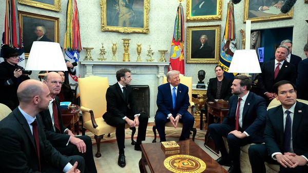 Встреча президентов США и Франции Дональда Трампа и Эммануэля Макрона в Овальном кабинете Белого дома (24 февраля 2025). Вашингтон - Sputnik Армения