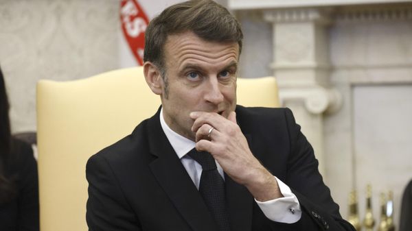 Президент Франции Эмманюэль Макрон во время встречи с президентом США Дональдом Трампом в Овальном кабинете Белого дома - Sputnik Армения
