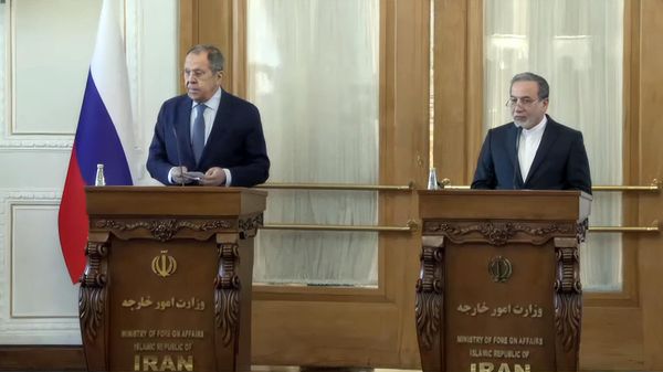 Совместная пресс-конференция глав МИД РФ и Ирана Сергея Лаврова и Аббаса Аракчи по итогам переговоров (25 февраля 2025). Тегеран - Sputnik Армения