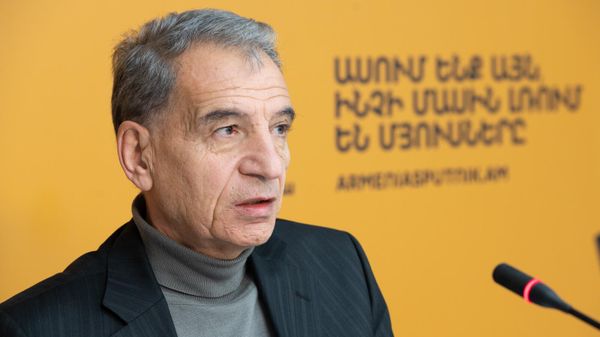 Председатель ОО Центр независимых деловых и финансово-экономических исследований Логика, кандидат экономических наук, доцент ЕГУ и РАУ Ара Карян на пресс-конференции (27 февраля 2025). Еревaн - Sputnik Армения