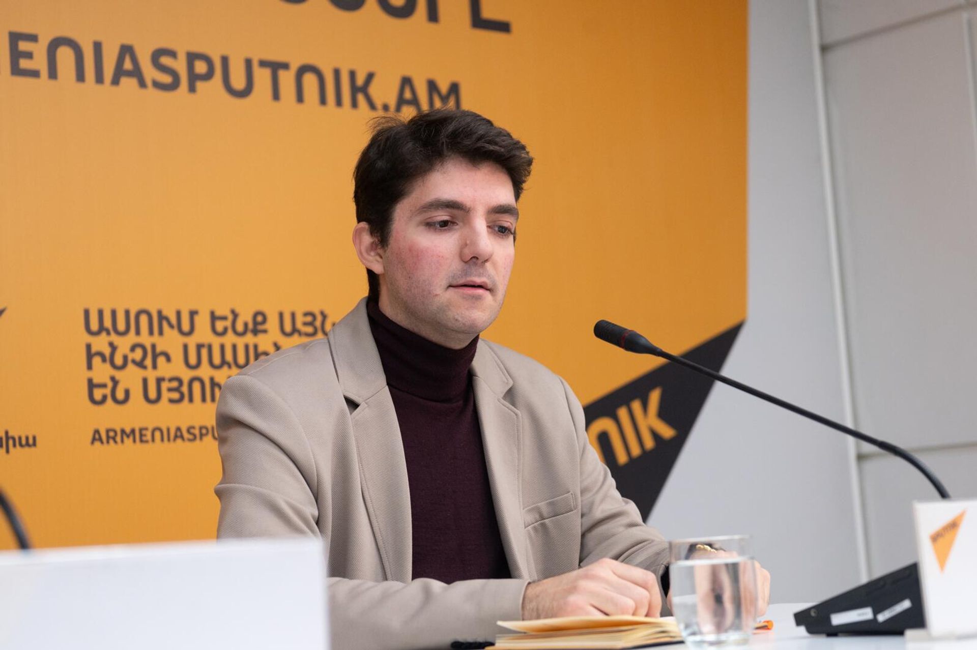 Пианист Рубен Козин на пресс-конференции по теме Как успешно продвигать армянскую музыкальную культуру на Западе (28 февраля 2025). Еревaн - Sputnik Армения, 1920, 28.02.2025