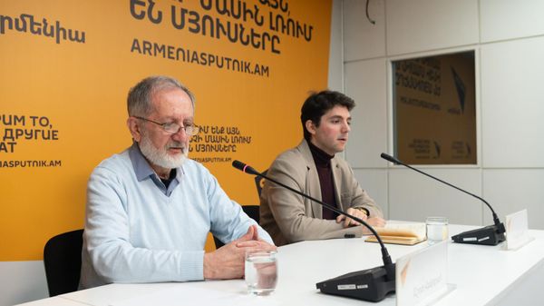 Продюсер в сфере классической музыки из Вены Ашот Акопян и пианист Рубен Козин на пресс-конференции по теме Как успешно продвигать армянскую музыкальную культуру за рубежом (28 февраля 2025). Еревaн - Sputnik Армения