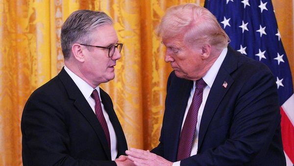 Премьер-министр Великобритании Кир Стармер и президент США Дональд Трамп на совместной пресс-конференции в Восточной комнате Белого дома - Sputnik Армения