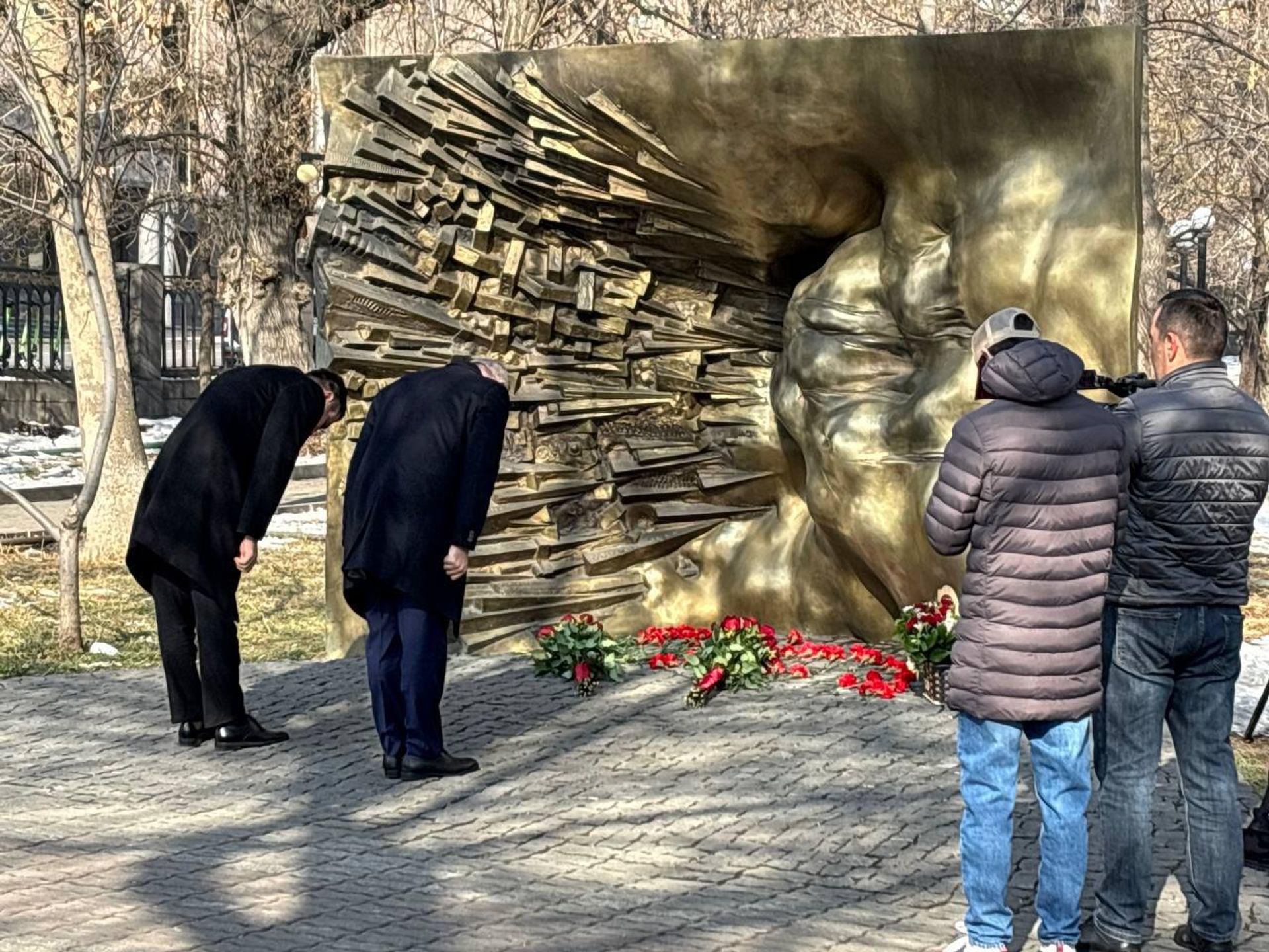 Премьер-министр Никол Пашинян и спикер НС Ален Симонян возложили цветы к мемориалу жертвам 1 марта 2008 года (1 марта 2024). Еревaн - Sputnik Արմենիա, 1920, 01.03.2025