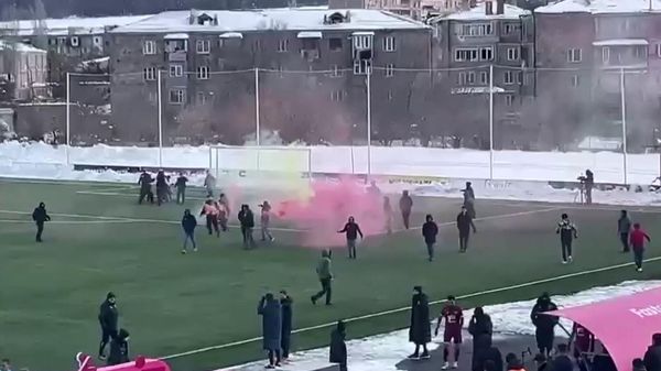 Болельщики, требующие отставки главы ФФА сорвали матч в Чаренцаване - Sputnik Армения