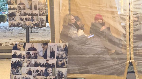 Мане Тандилян начинает голодовку на площади Свободы (1 марта 2025). Еревaн - Sputnik Армения