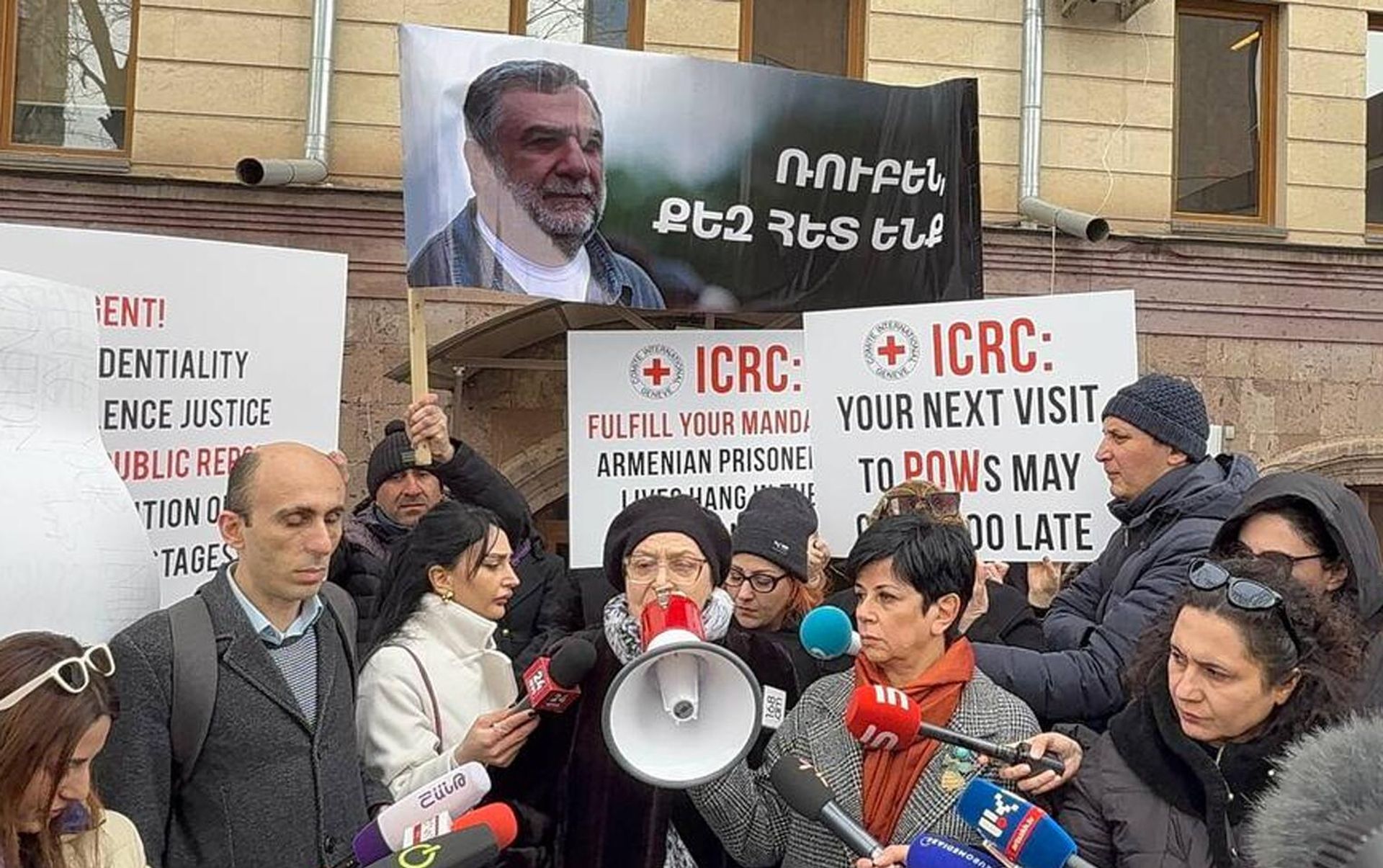 Лариса Алавердян на акции протеста у офиса МККК по вопросу армянских пленных в Баку (3 марта 2025). Еревaн - Sputnik Արմենիա, 1920, 03.03.2025