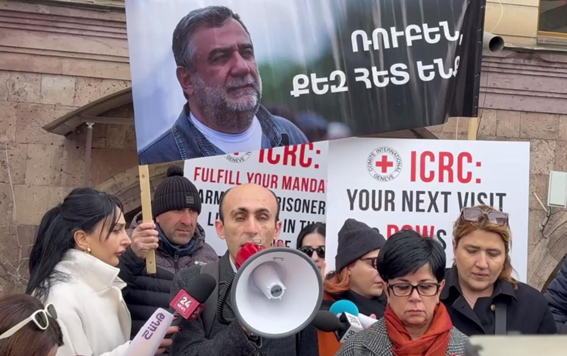 Артак Бегларян на акции протеста у офиса МККК по вопросу армянских пленных в Баку (3 марта 2025). Еревaн - Sputnik Արմենիա, 1920, 03.03.2025