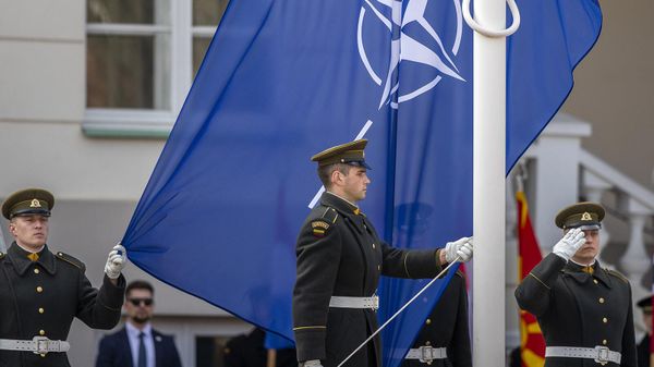 Литовская гвардия поднимает флаг НАТО - Sputnik Армения