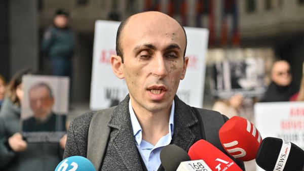Артак Бегларян на акции протеста по вопросу армянских пленных в Баку (4 марта 2025). Еревaн - Sputnik Армения