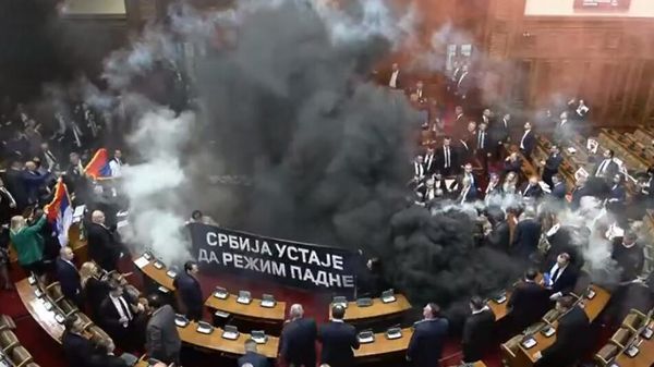 В парламенте Сербии депутаты подрались во время заседания и запустили дымовые шашки и фаера в помещении
 - Sputnik Армения