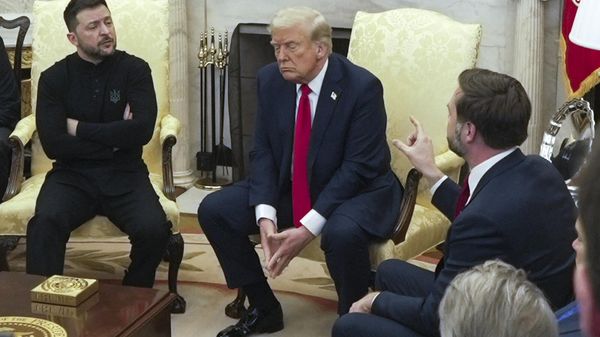 Президент США Дональд Трамп, вице-президент Венс и президент Украины Владимир Зеленский на встрече в Овальном кабинете Белого дома (28 февраля 2025). Вашингтон - Sputnik Армения