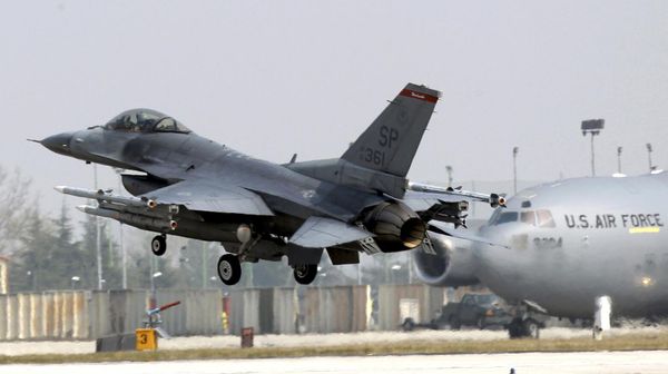 Истребитель F-16 на авиабазе НАТО в Авиано, Италия - Sputnik Армения