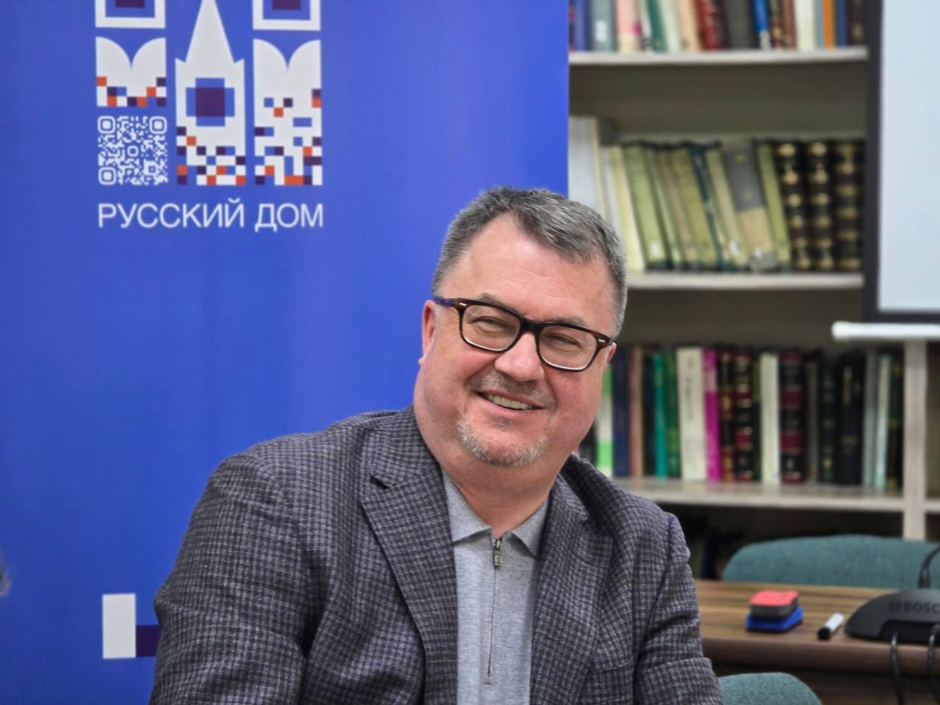 Руководитель Русского дома в Еревaне Вадим Фефилов на объявлении победителей международного конкурса по арменоведению имени академика Н. Я. Марра (6 марта 2025). Еревaн - Sputnik Արմենիա, 1920, 06.03.2025